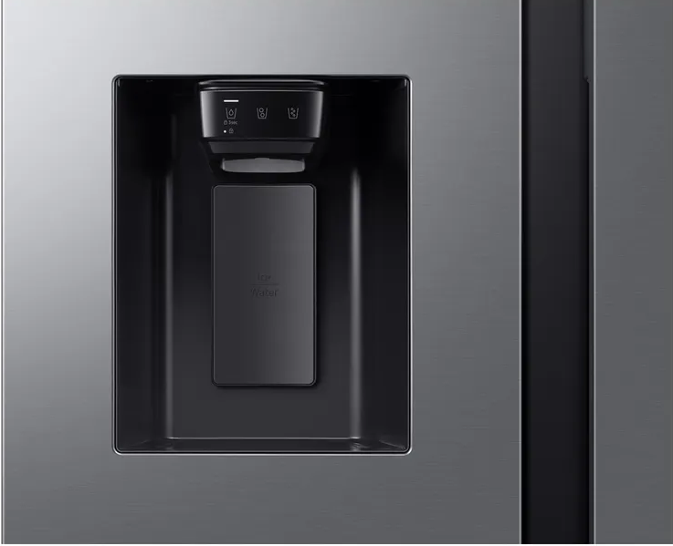 Gros plan sur un distributeur de réfrigérateur. Distributeur noir avec options glace et eau. Porte métallique grise.