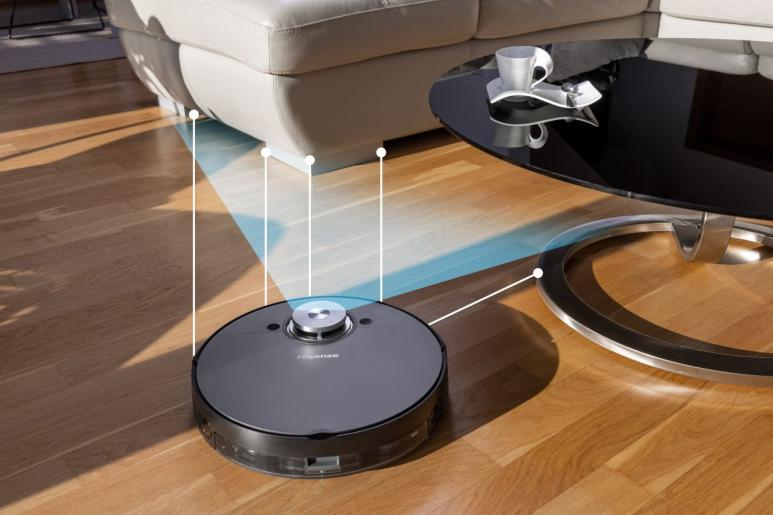 Egy robotporszívó fa padlón a 360 fokos lézerszem funkció leírásával.