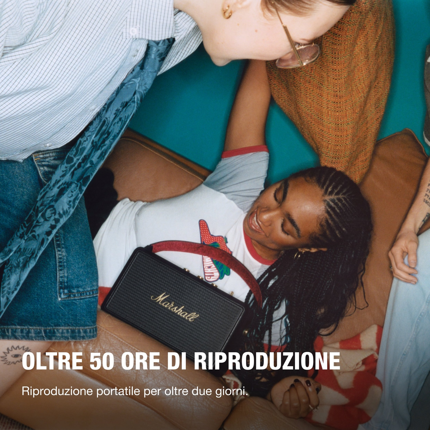 Gruppo di persone intorno a un altoparlante Marshall, con testo 'OLTRE 50 ORE DI RIPRODUZIONE'.