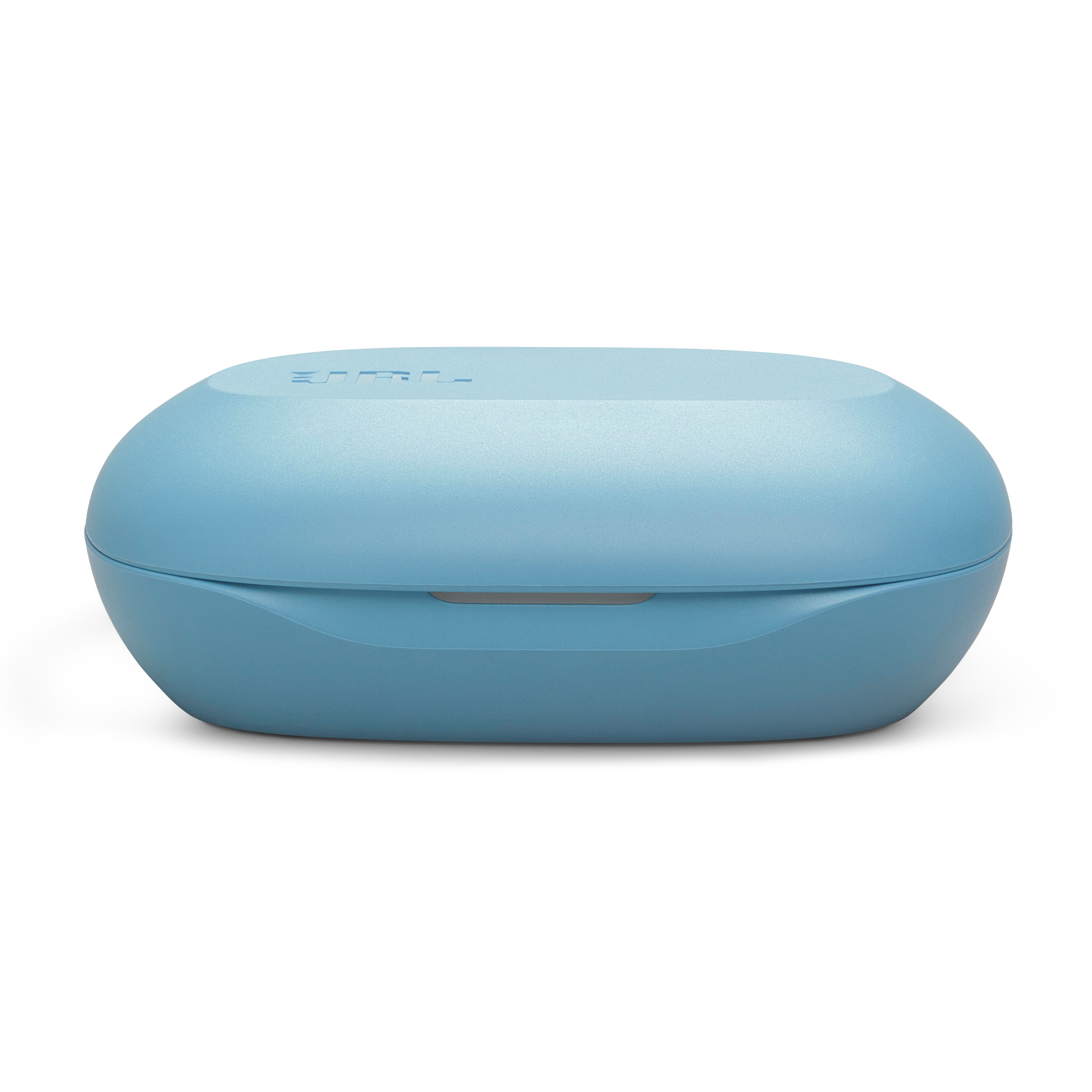 Geschlossene hellblaue JBL-Kopfhörerhülle mit JBL-Logo.