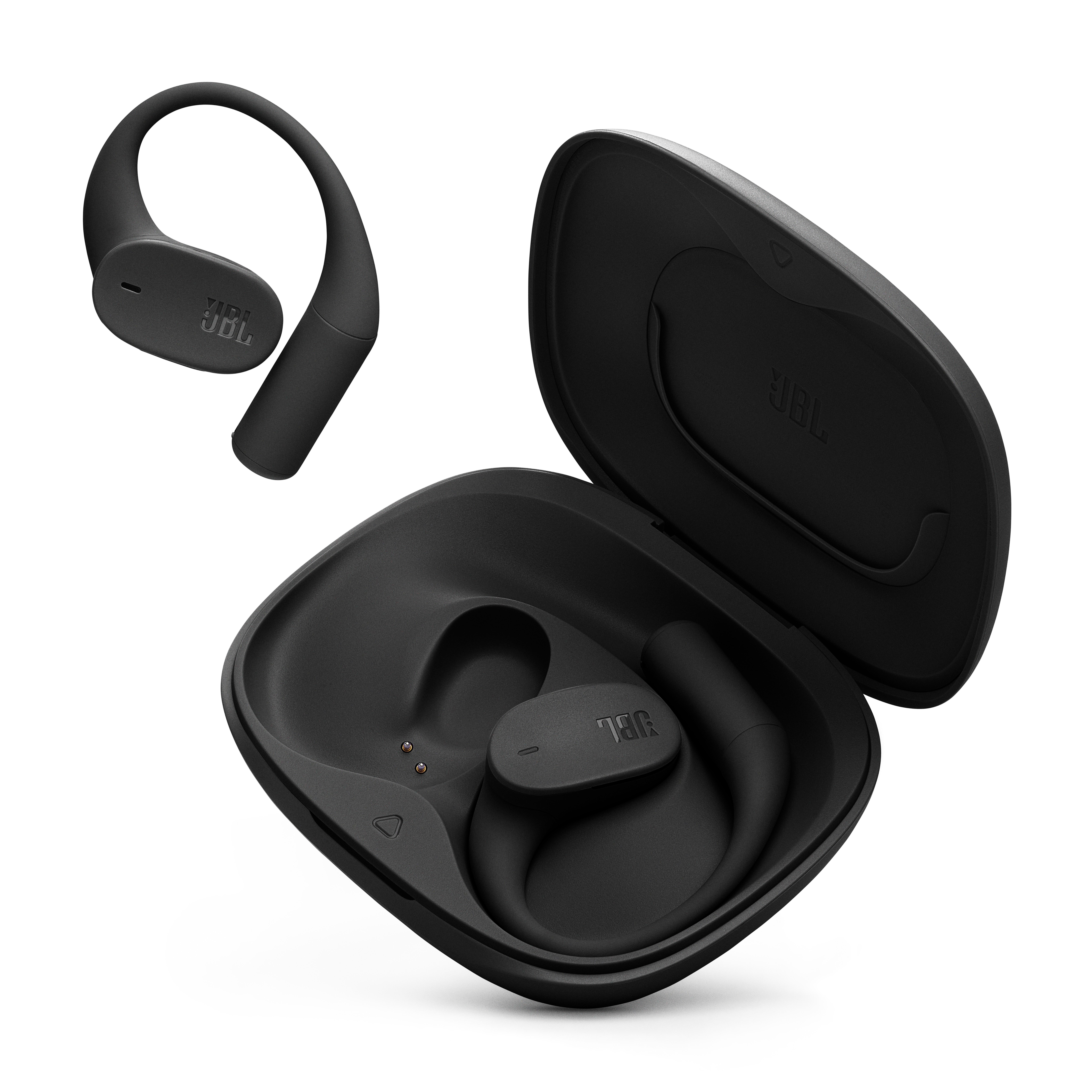 Schwarze JBL-Ohrhörer im Etui, ein Ohrhörer außerhalb des Etuis.