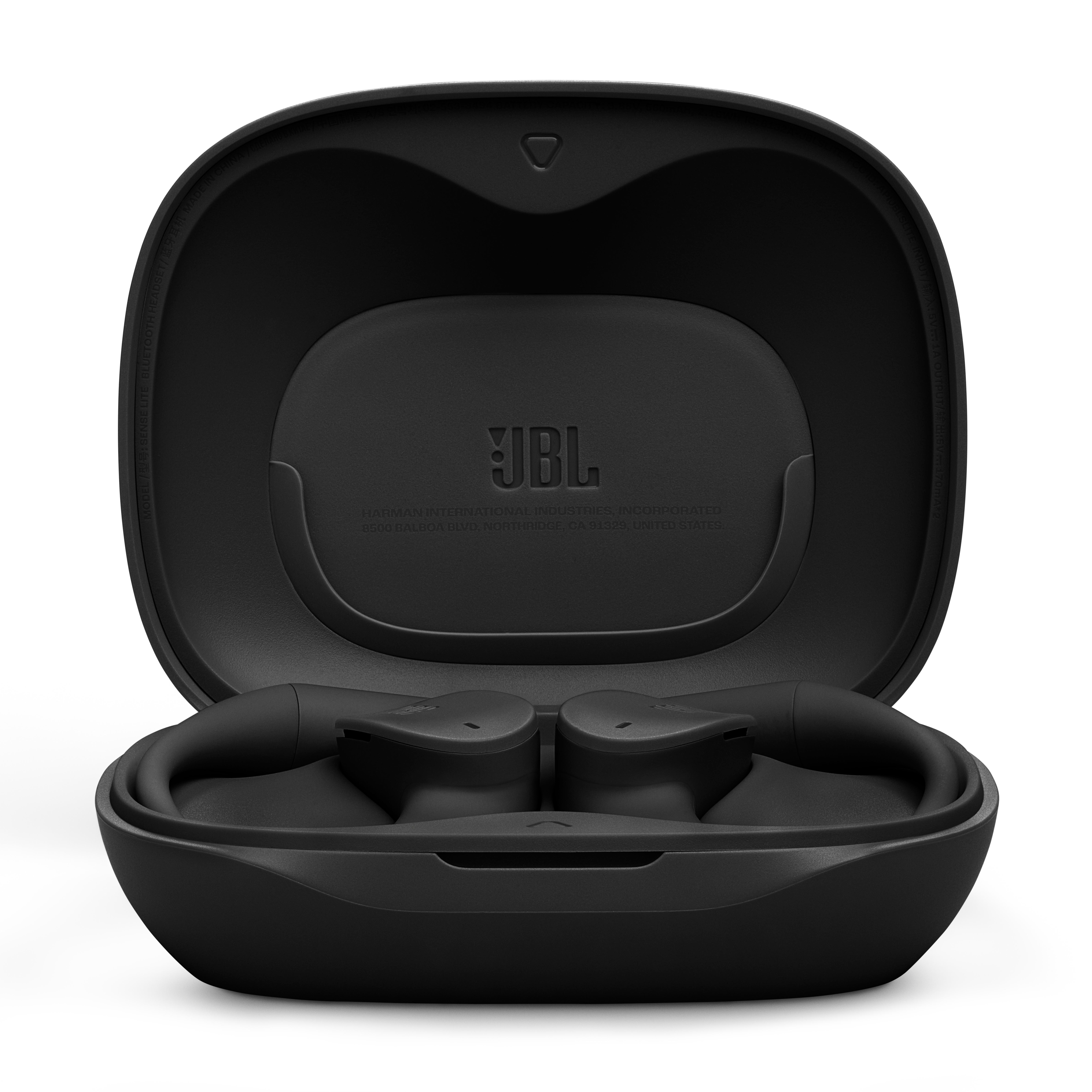 Schwarze JBL-Ohrhörer in einem offenen Ladekoffer. Der Koffer hat das JBL-Logo innen.
