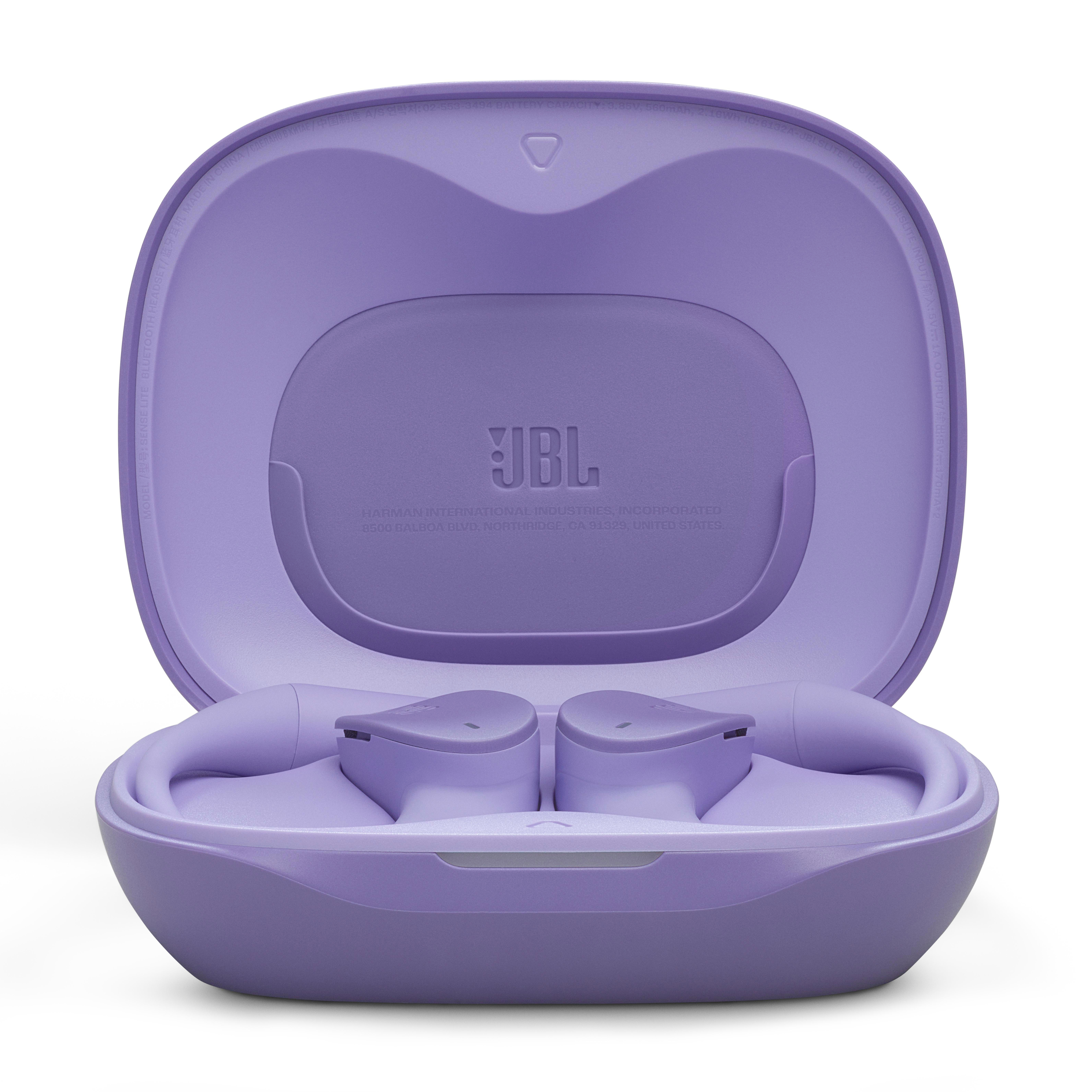Lavendelfarbene JBL-Ohrhörer in einem offenen Ladecase. Das Case hat das JBL-Logo innen.
