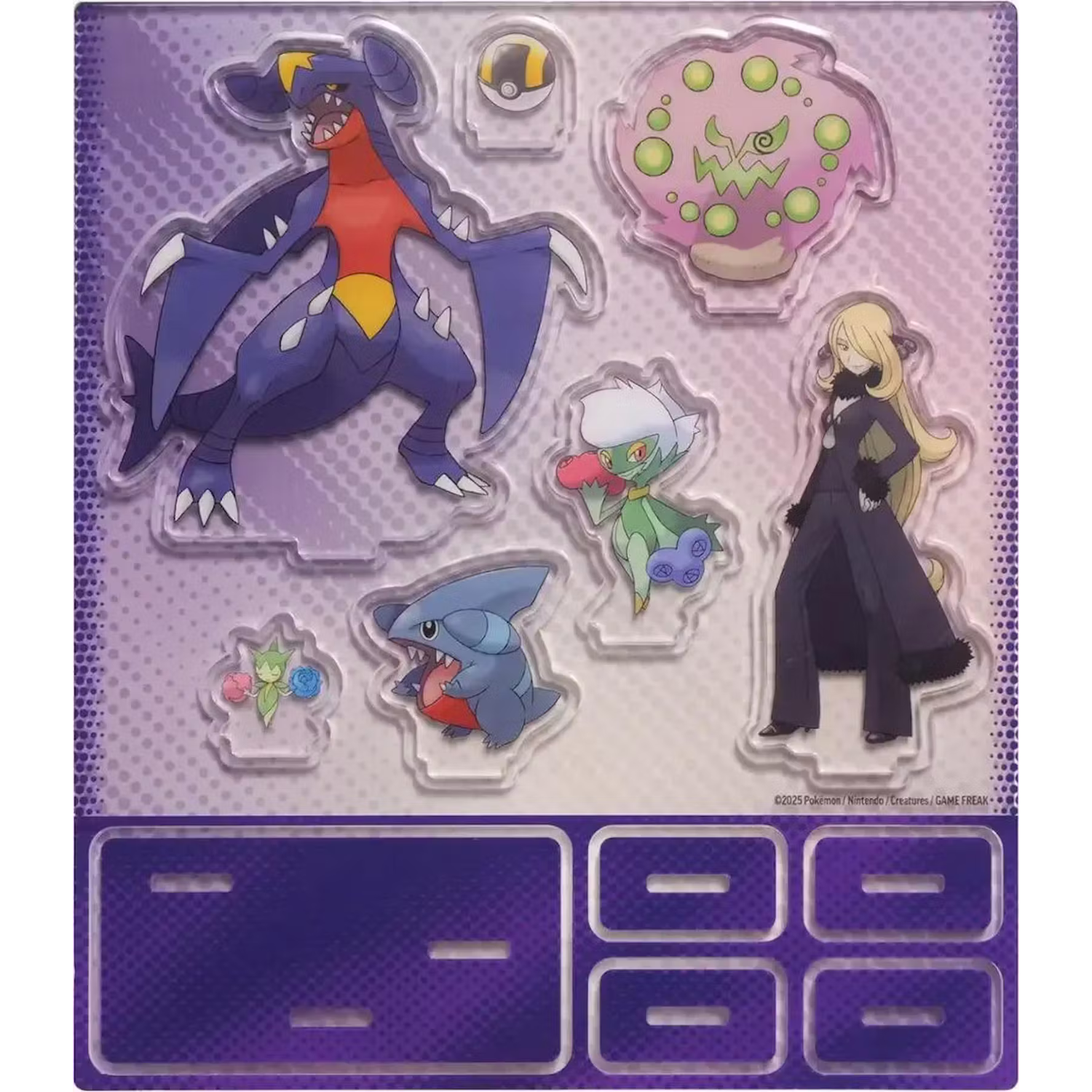 Figuren van Pokémon-personages op een standaard, waaronder Garchomp en Cynthia, op een lichte achtergrond.