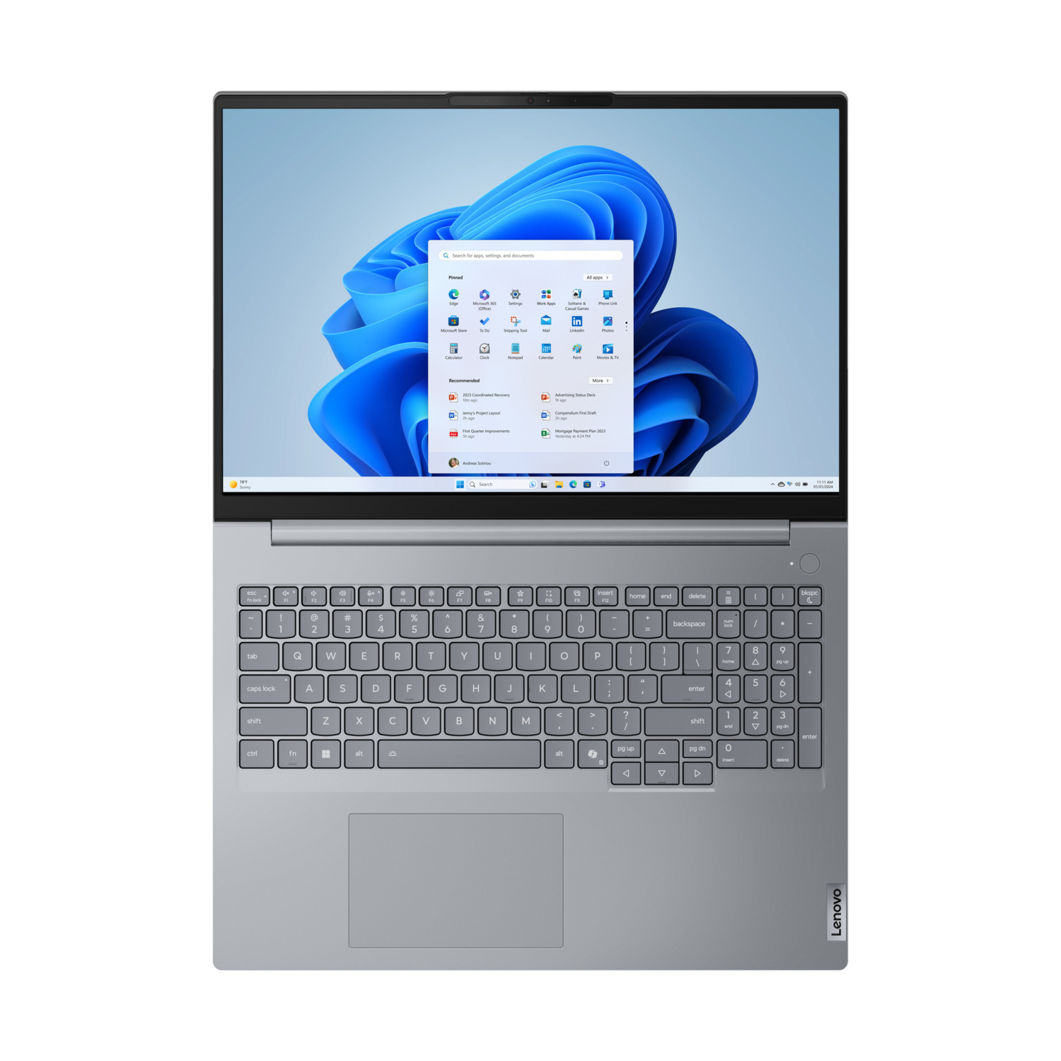 Bovenaanzicht van een open grijze laptop met een Windows 11 interface.