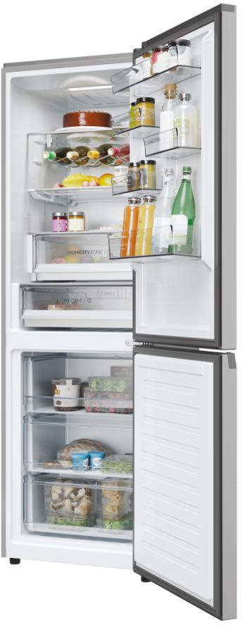 Offener Kühlschrank mit sichtbaren Lebensmitteln. Enthält Regale mit verschiedenen Artikeln: Flaschen, Gläser, Obst und Gemüse.
