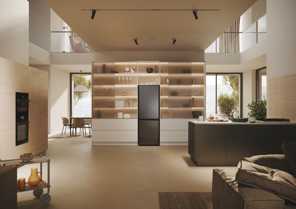 Modernes Kücheninterieur mit einem Kühlschrank als Mittelpunkt. Beinhaltet einen Wohnbereich und eine Kücheninsel.