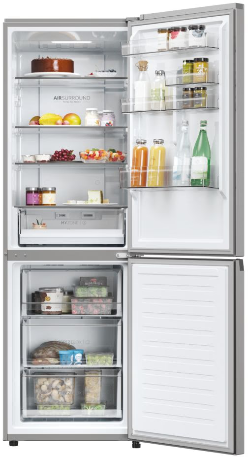 Frigorifero aperto con cibo visibile. Include ripiani con vari elementi: bottiglie, barattoli, frutta, verdura e gelato.