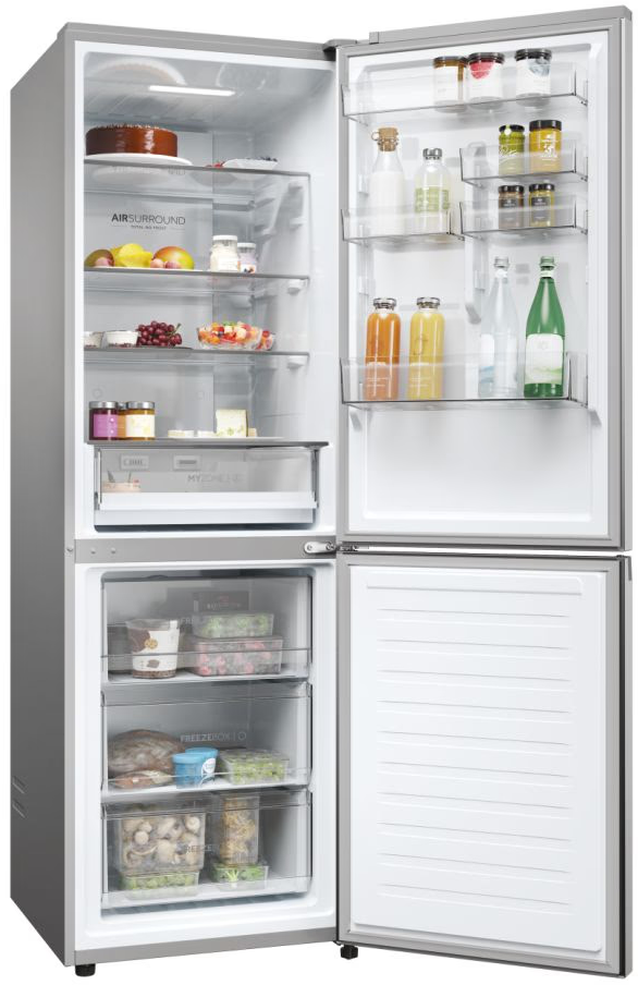 Interno del frigorifero: ripiani con alimenti. Torta, frutta, vasetti, bottiglie e contenitori sono visibili.