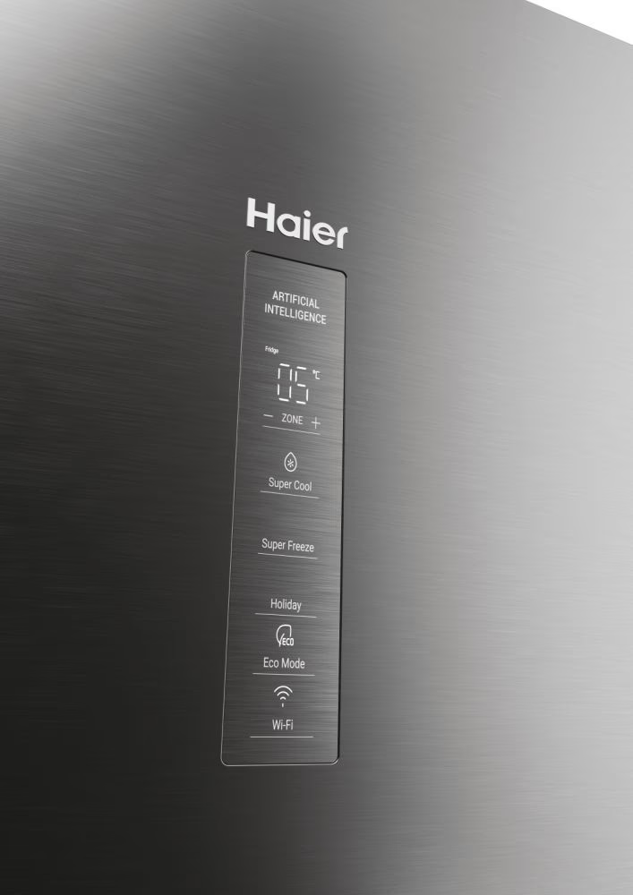 Pannello di controllo del frigorifero. Marchio Haier con display digitale che mostra temperatura e opzioni.