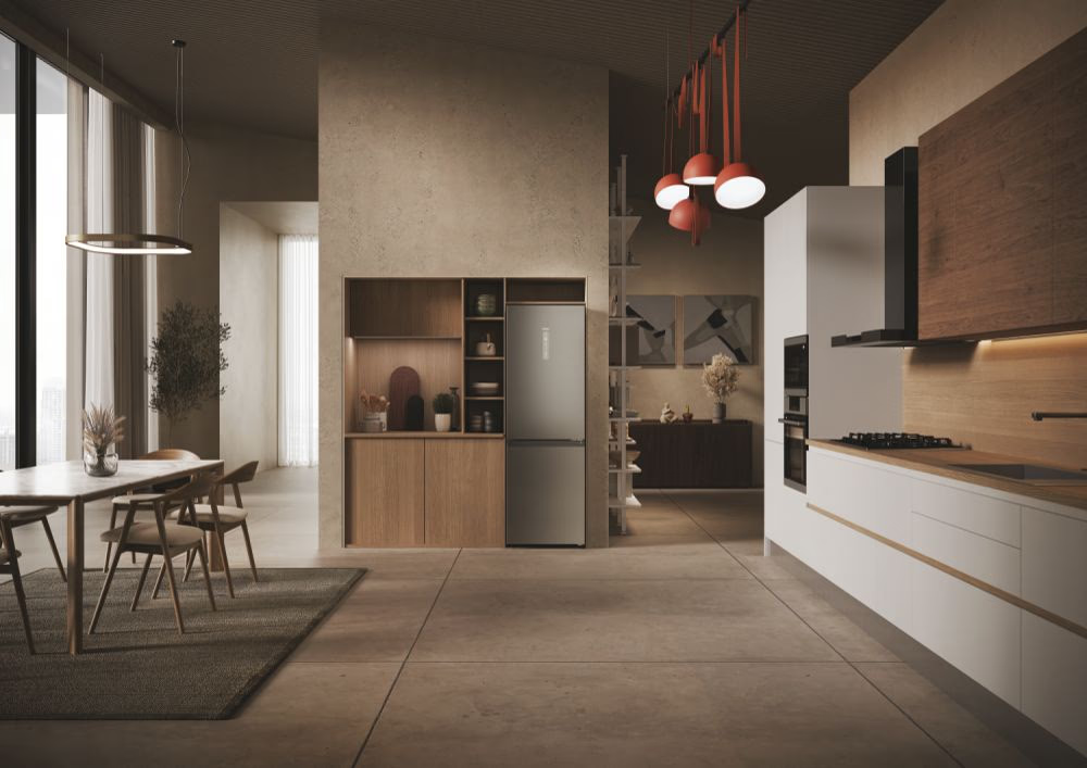 Cucina moderna con frigorifero Haier. Armadi in legno, tavolo da pranzo e lampade a sospensione visibili.