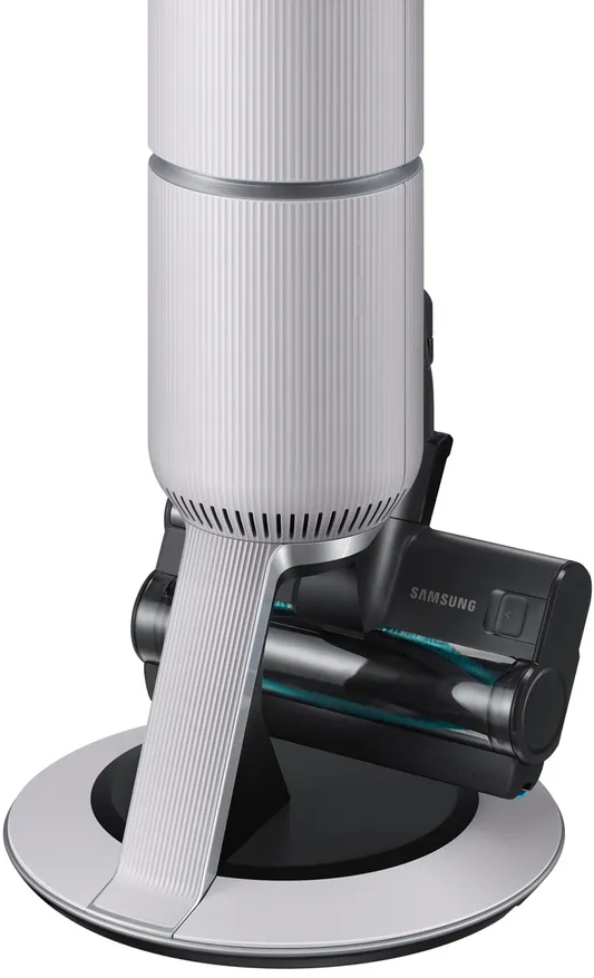Gros plan sur la base de l'aspirateur. Design blanc et argent avec connecteur de charge visible.