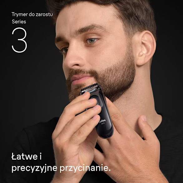 Mężczyzna przycina brodę czarnym trymerem Braun BT3. Trymer jest w jego dłoni.