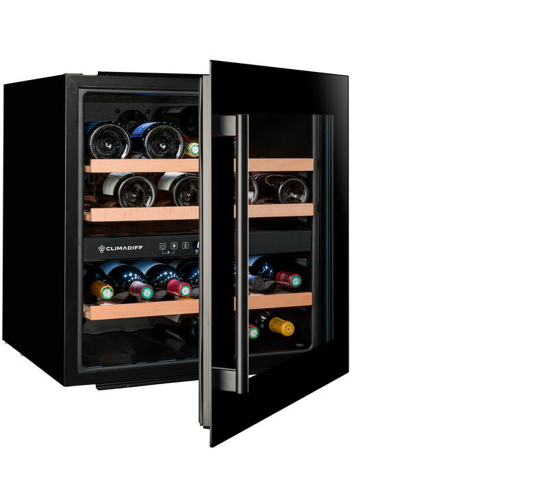 Enfriador de vino, puerta abierta, mostrando botellas, exterior negro y estantes de madera.