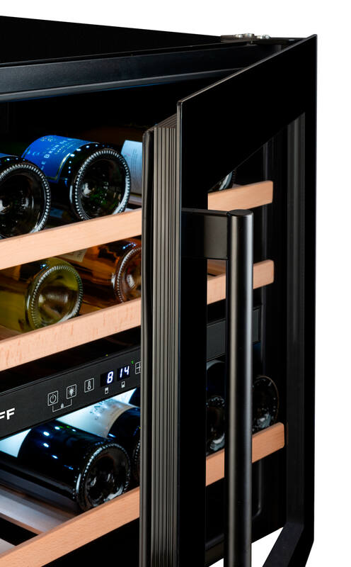 Enfriador de vino, puerta abierta, mostrando botellas, estantes de madera y detalles interiores.
