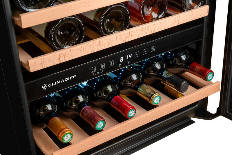 Enfriador de vino, vista frontal, mostrando estantes de madera, botellas y una pantalla digital.