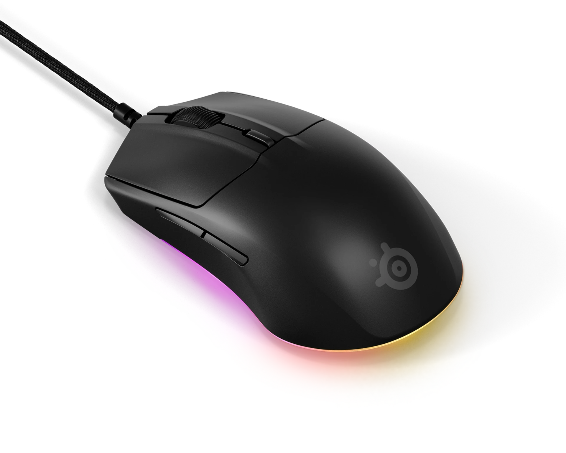 Un ratón para juegos con un cable negro. El ratón muestra una rueda de desplazamiento y botones. El logotipo está presente.