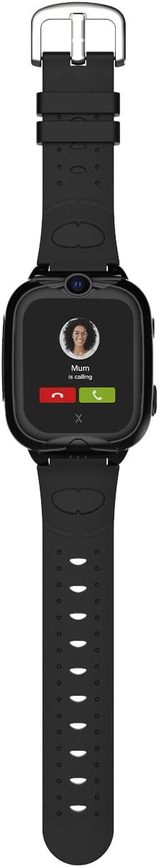 Smartwatch negra mostrando una llamada de 'Mamá'. Botones rojo de rechazo y verde de aceptar visibles.