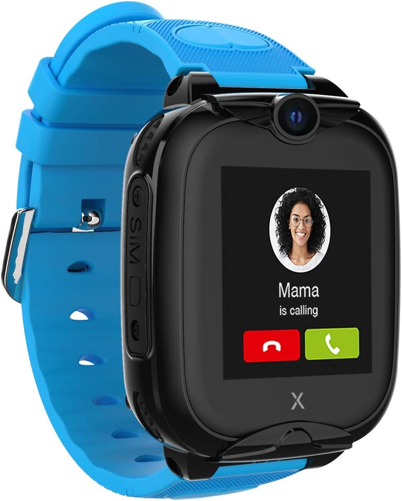 Smartwatch negra mostrando llamada de 'Mamá'. Botones rojo rechazar y verde aceptar. Correa azul.