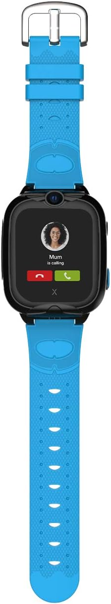 Reloj inteligente con correa azul muestra una llamada de "Mum". Botones rojo de rechazo y verde de aceptar.