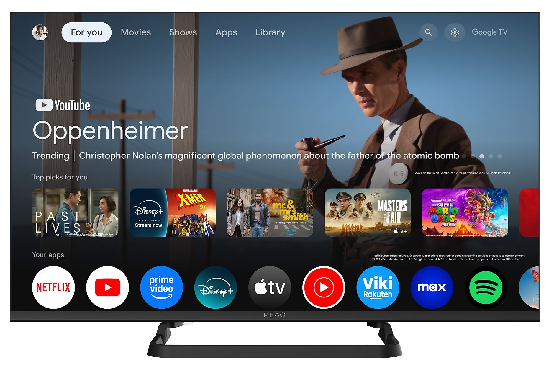 Telewizor wyświetla interfejs Google TV. Pokazuje 'Oppenheimera', aplikacje filmowe i mężczyznę w kapeluszu. Aplikacje obejmują Netflix, YouTube i Prime Video.