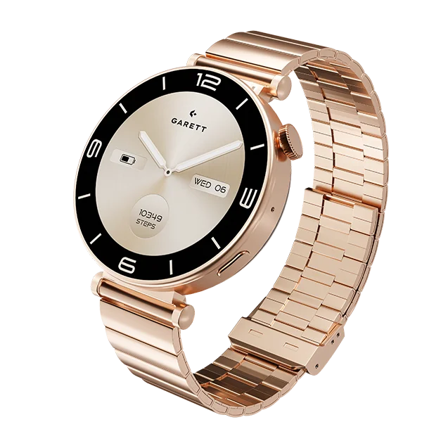 Zegarek smartwatch w kolorze różowego złota z metalową bransoletą. Tarcza złota, wyświetla godzinę i kroki, z czarnym obramowaniem.