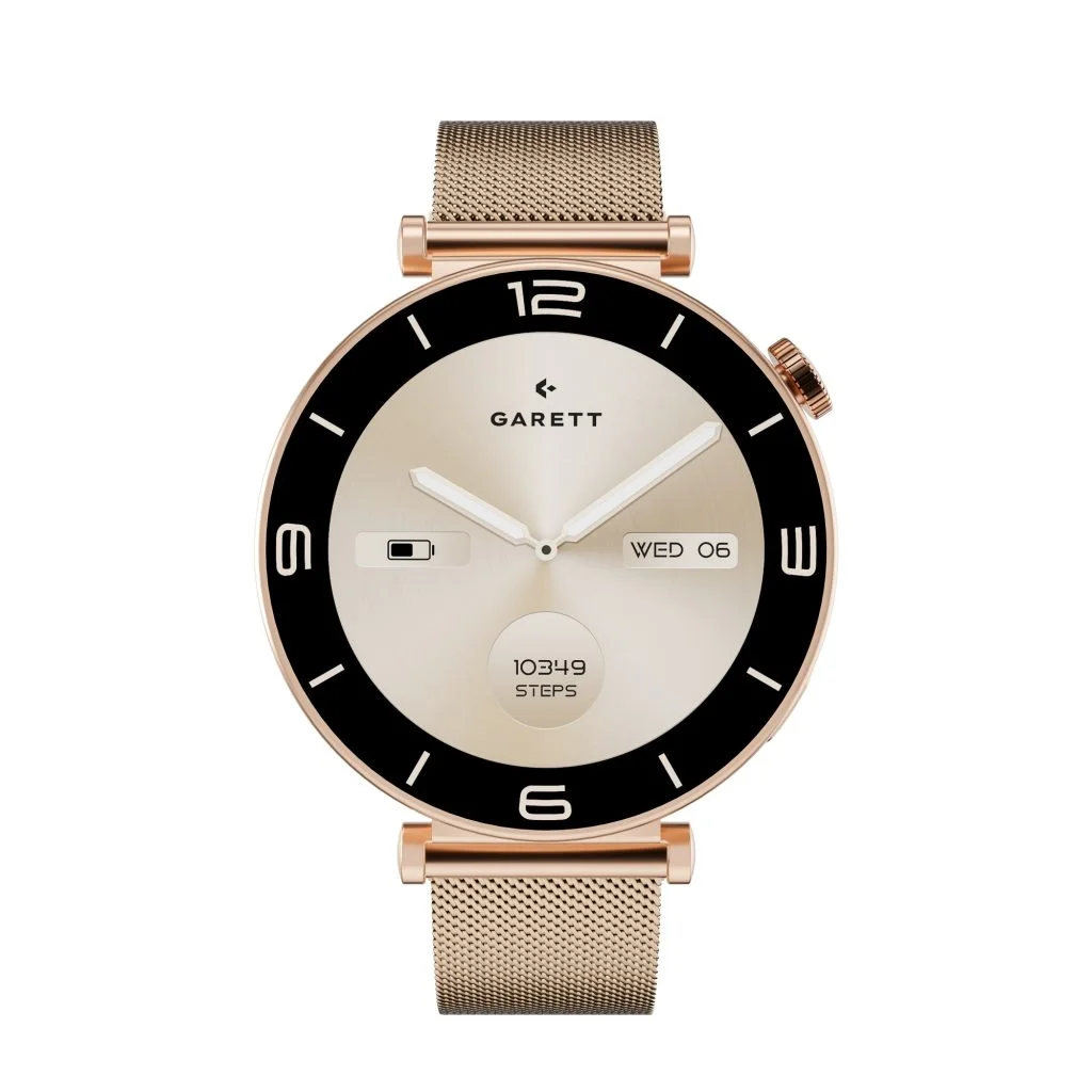 Zegarek smartwatch w kolorze różowego złota z okrągłą tarczą, czarną ramką i bransoletą z siatki. Zegarek wyświetla godzinę, datę i liczbę kroków.