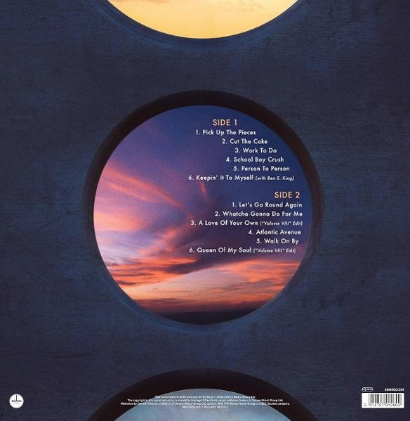Album-Rückseite mit Titelliste, Sonnenuntergangshintergrund und kreisförmigem Rahmen.