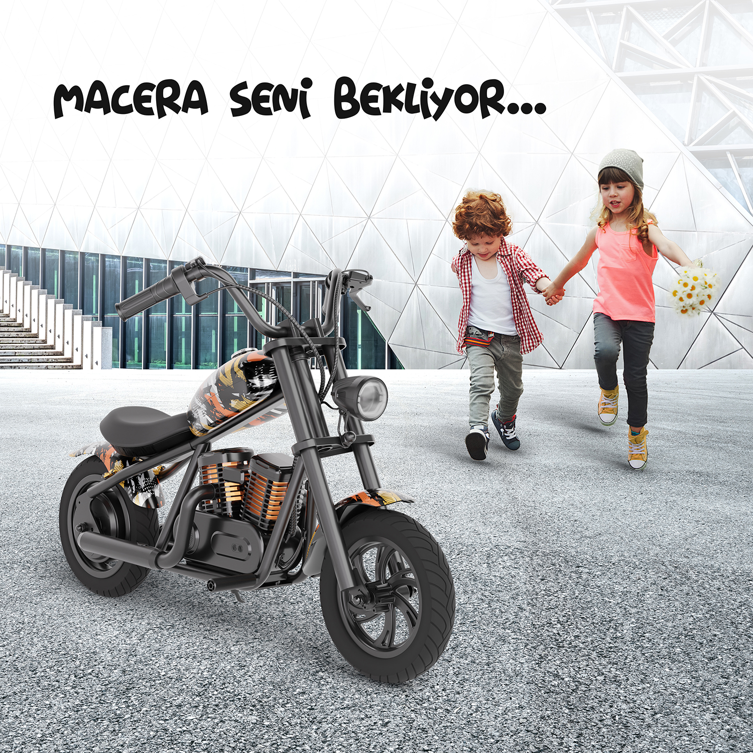 Çocuklar koşuyor, el ele tutuşuyor, mini bir motosikletin yanında. Beyaz bina arka planı.