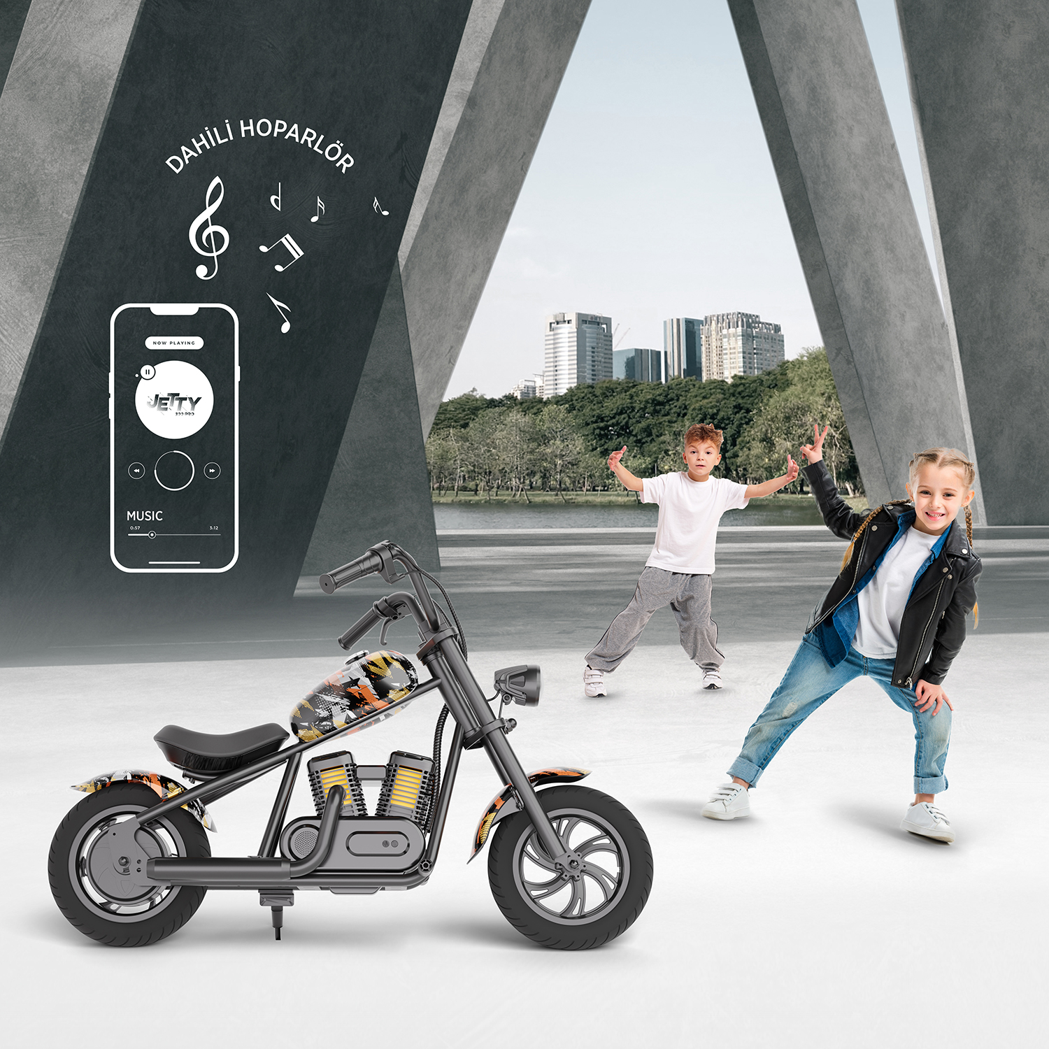 Mini motosikletli çocuklar, şehir manzarası arka planı, müzik arayüzlü telefon.