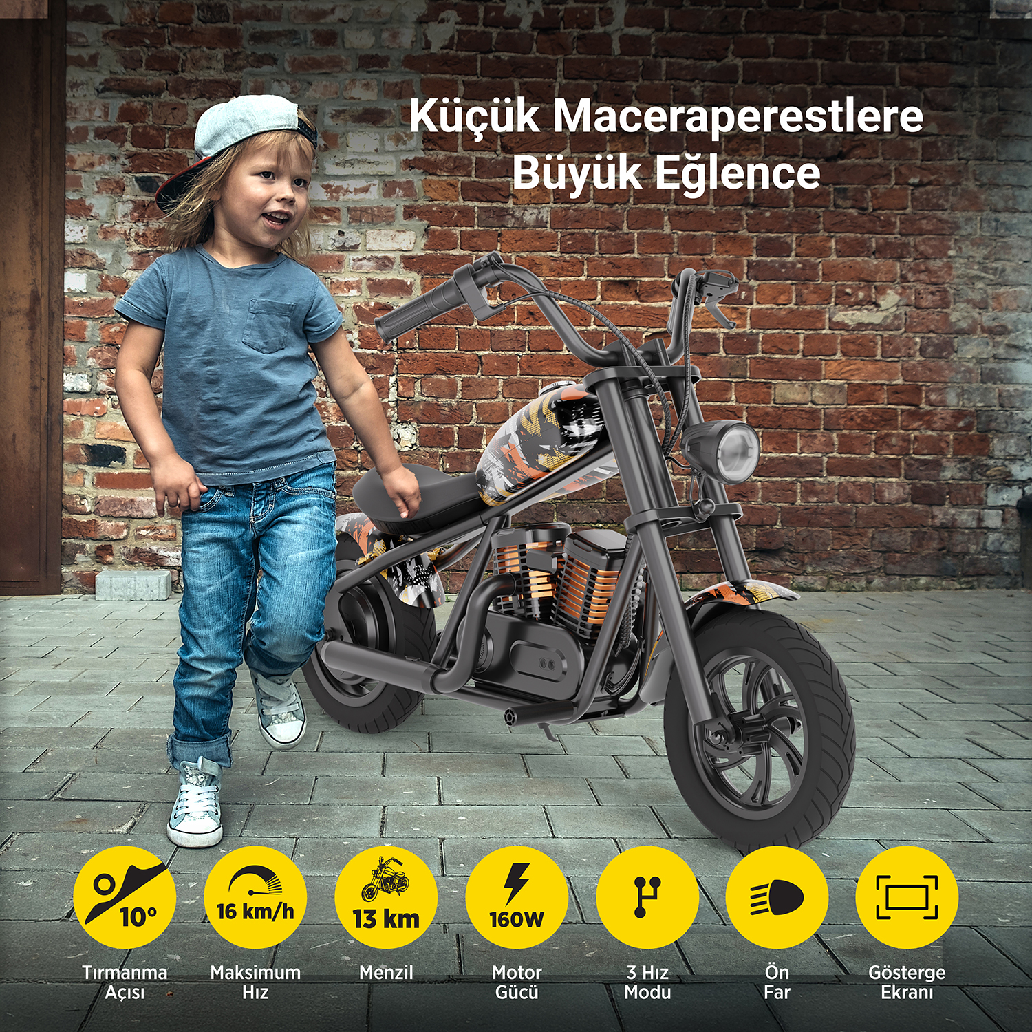 Mini motosikletli çocuk, tuğla duvar arka planı, hız ve güç simgeleri.