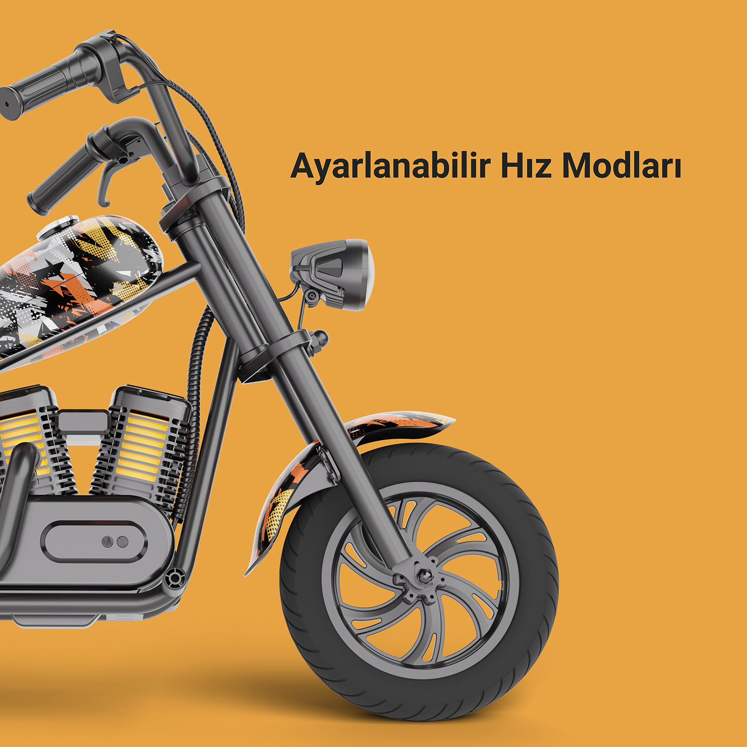 Mini motosikletin ön detayı, turuncu zemin, siyah tasarım, ayarlanabilir hız metni.