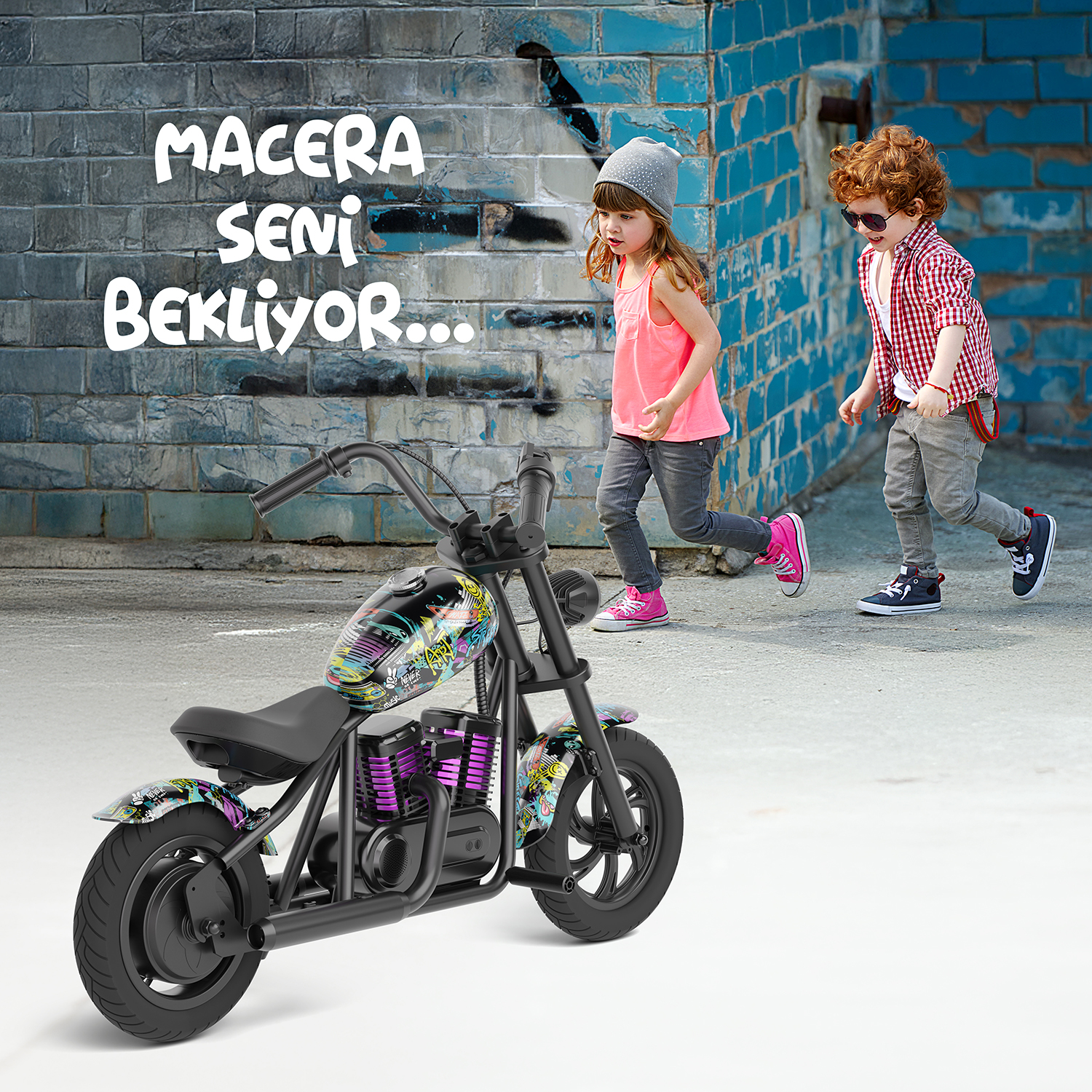 Oyuncak bir motosiklet odak noktasında; iki çocuk arka planda koşuyor.