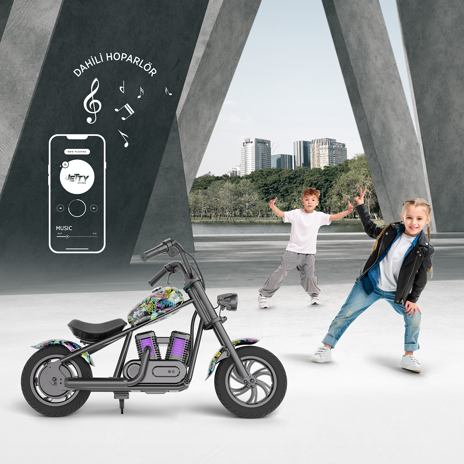 Oyuncak motosiklet ön planda; iki çocuk arka planda poz veriyor.