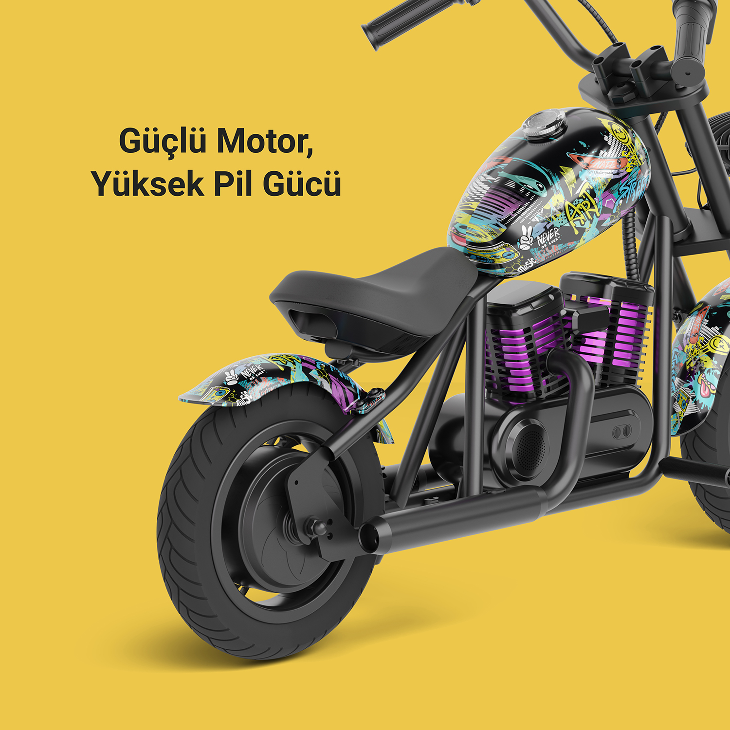 Oyuncak bir motosiklet sarı bir zemin üzerinde ön planda.