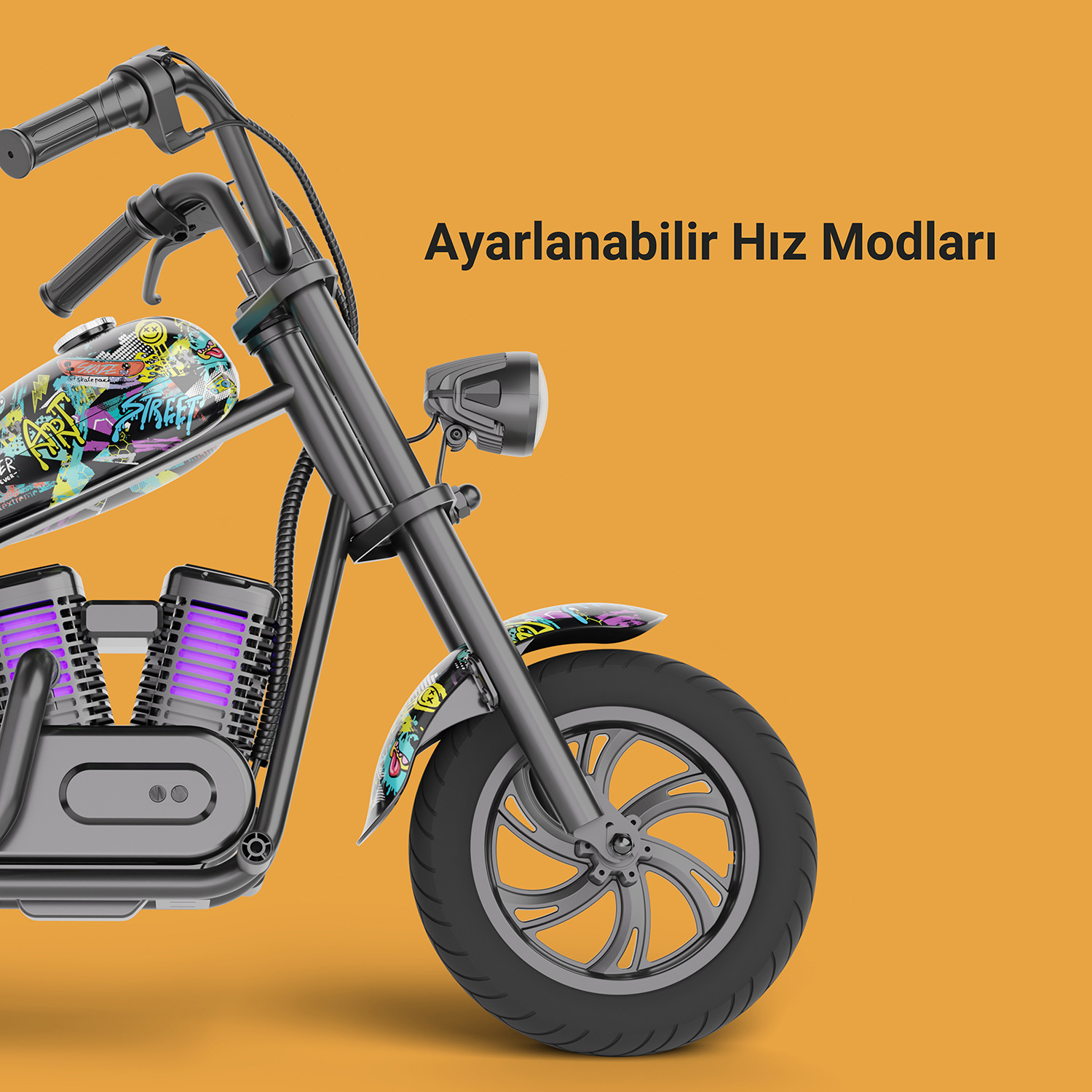 Turuncu bir zemin üzerinde oyuncak bir motosikletin önü yakından çekilmiş.