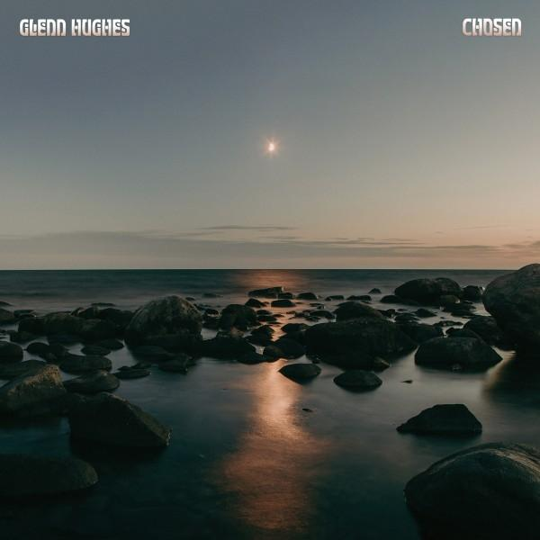 Albumcover: Felsiger Strand bei Sonnenuntergang, Wasser, Sonne und Felsen. Text 'Glenn Hughes' und 'Chosen'.