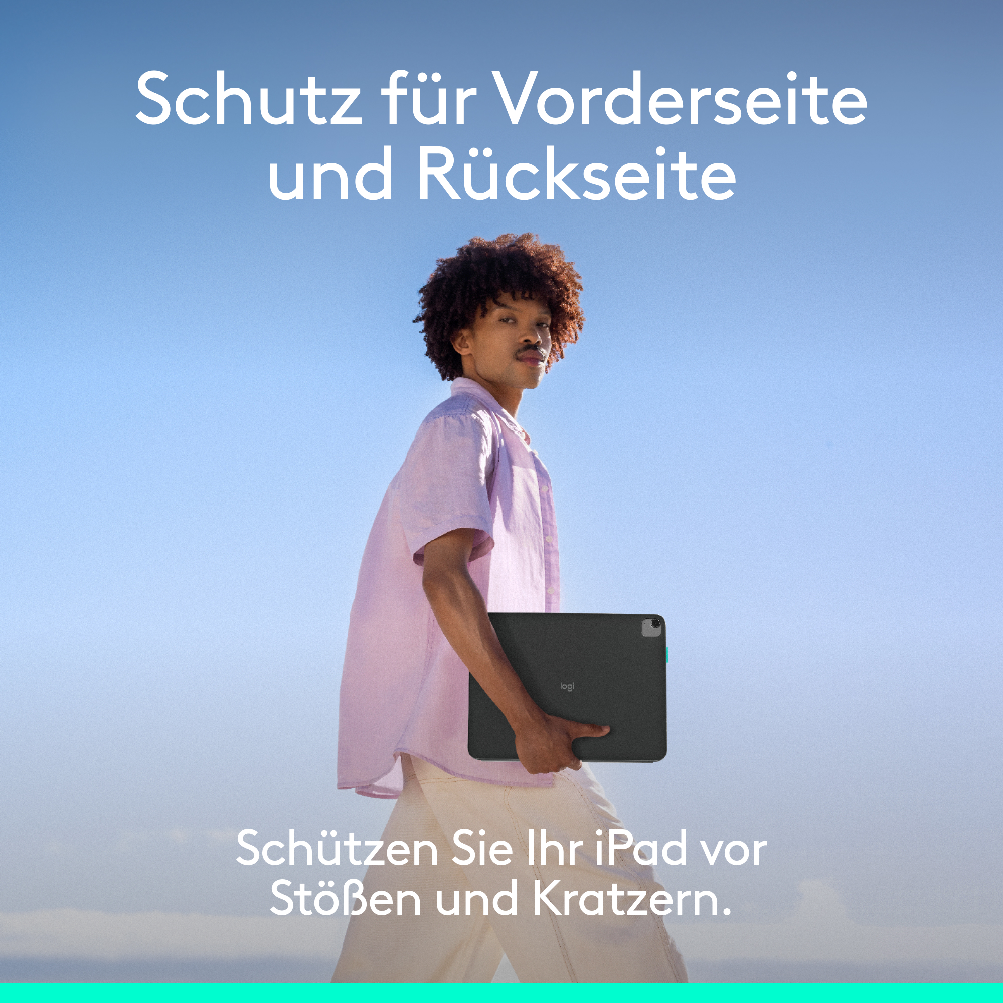Person hält Tablet mit Tastaturhülle, blauer Himmel.