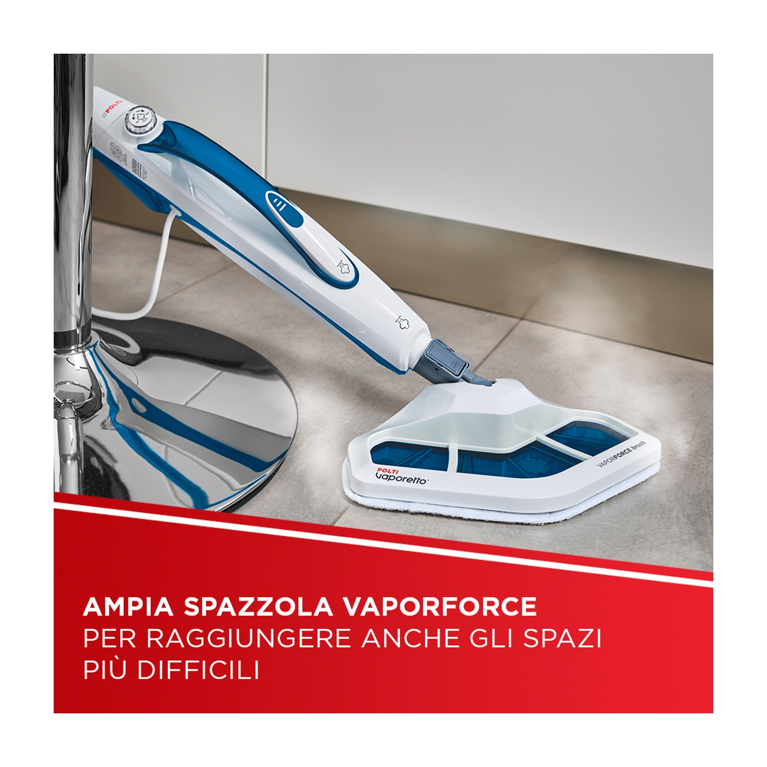 Pulitore a vapore bianco e blu su pavimento grigio. Una barra rossa contiene testo italiano.