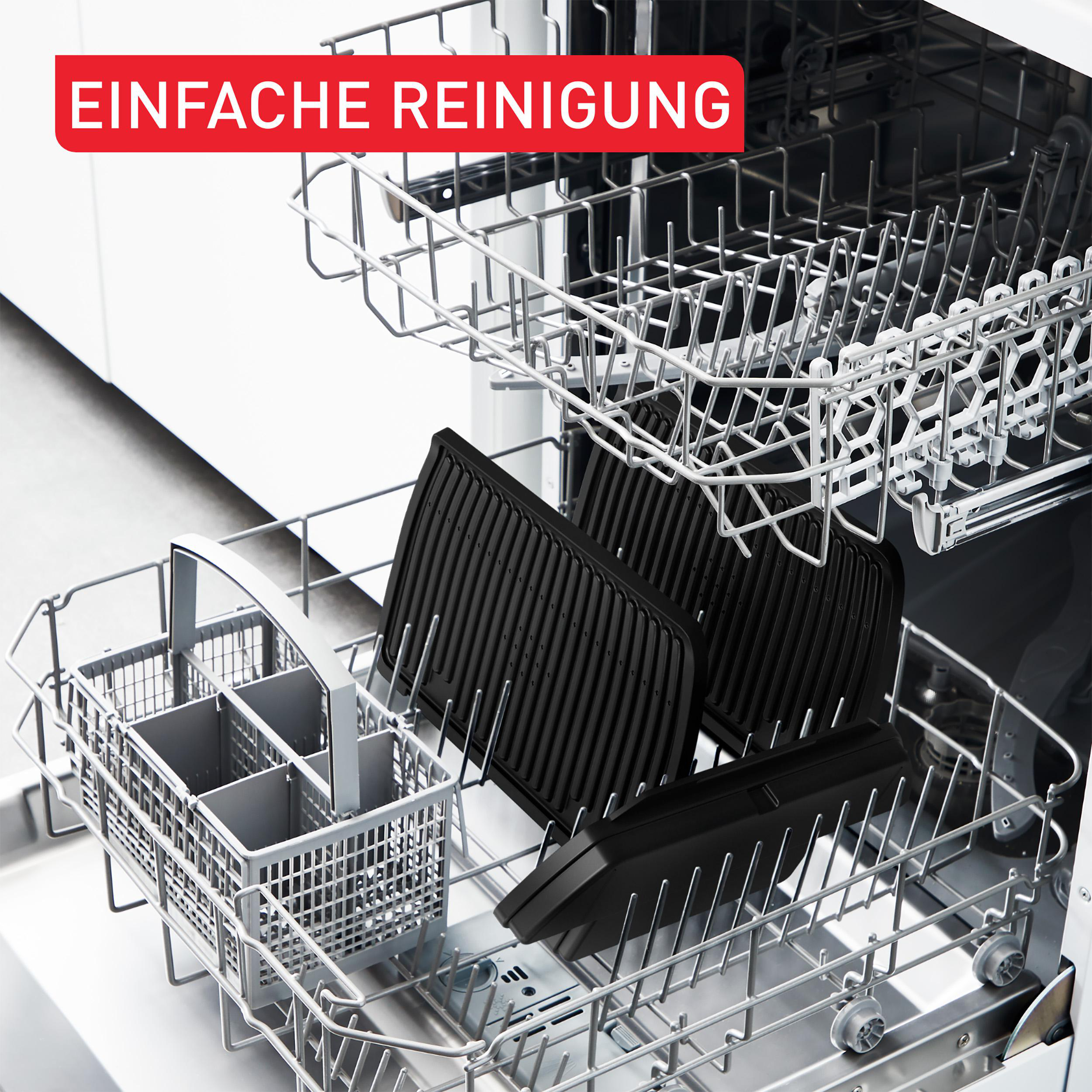 Geschirrspüler mit Grillteilen. Schwarze Grillplatten und anderes Geschirrspülerzubehör.