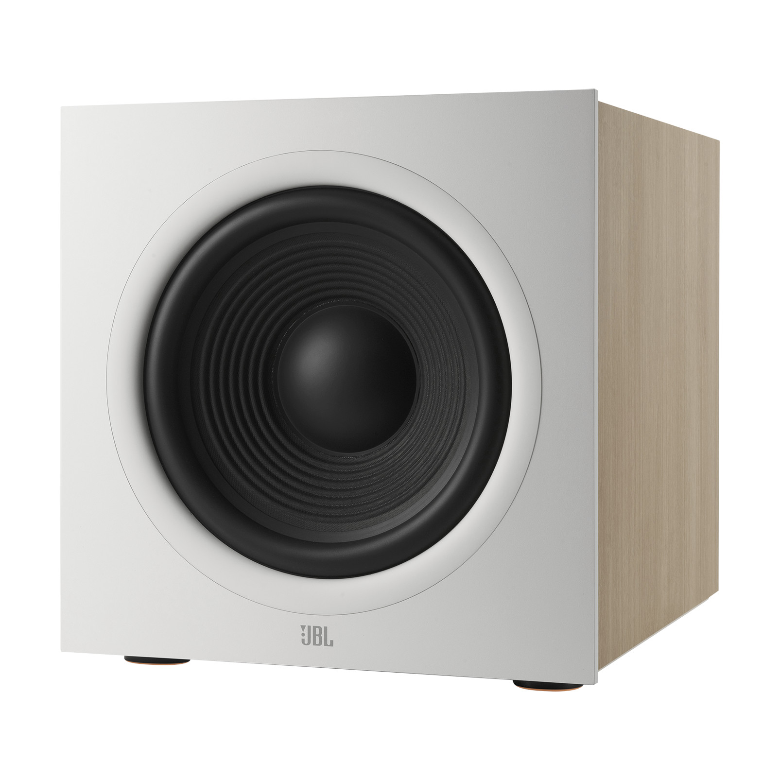 Siyah hoparlör ve ahşap tahıl kenarlı beyaz JBL subwoofer.