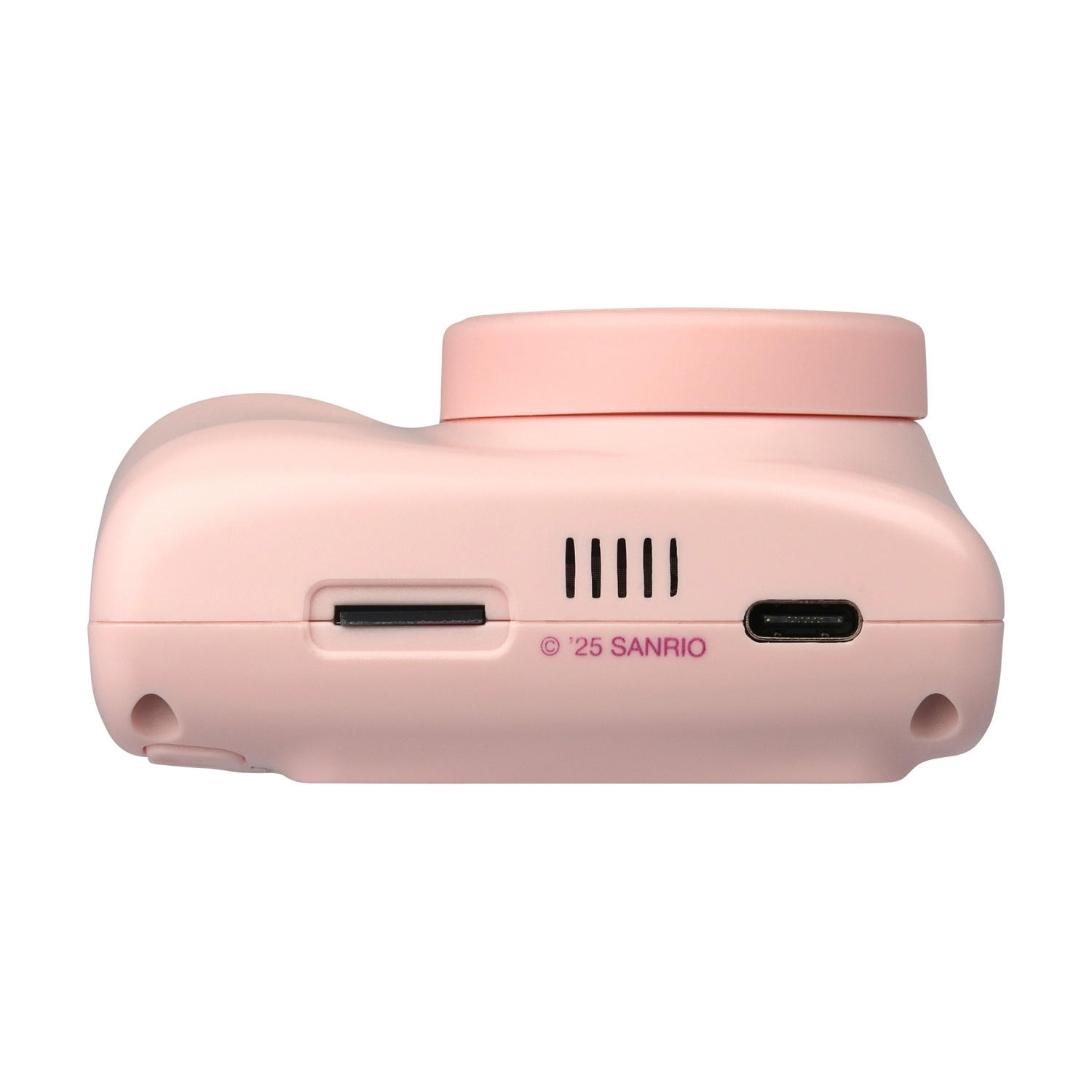 Vista laterale della fotocamera rosa con slot per schede SD e porta USB. Il testo recita '25 SANRIO'.