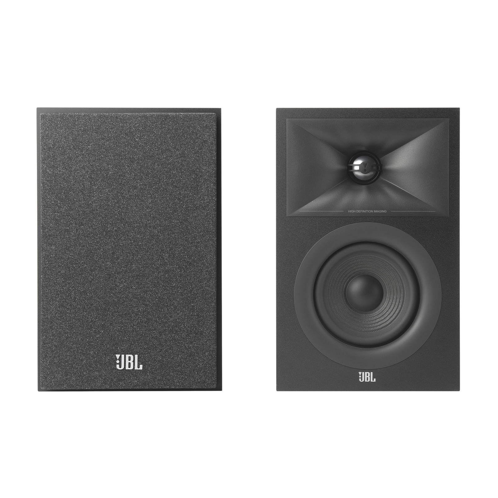 Beyaz zemin üzerinde iki siyah JBL hoparlör. Birinde ızgara, diğerinde tweeter ve woofer var.