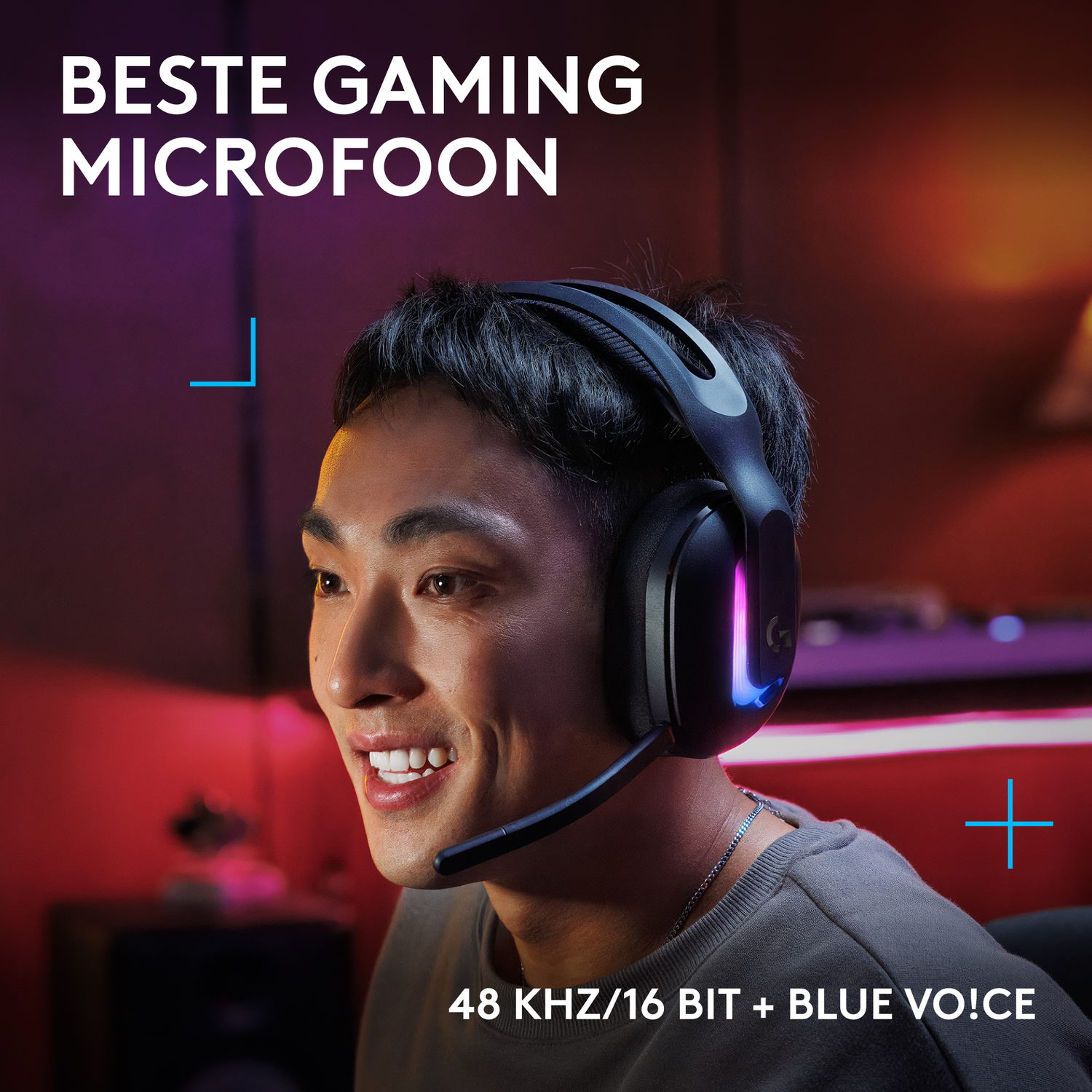 Een man met een zwarte gamingheadset met blauw en roze licht, glimlachend.