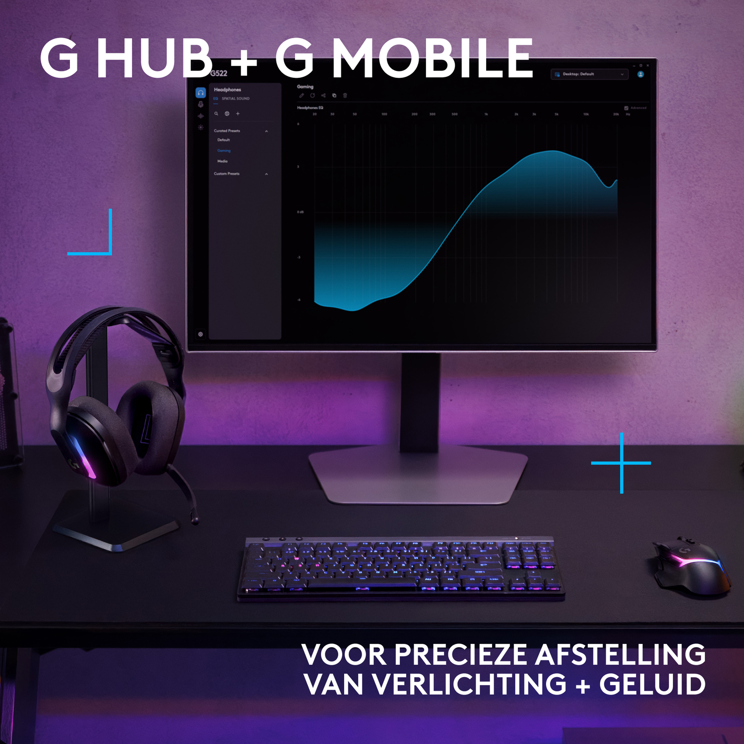 Gamingopstelling met monitor met grafiek, headset, toetsenbord en muis op een zwart bureau.