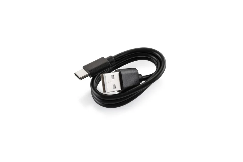 Fekete USB-kábel USB-C és USB-A csatlakozóval, fehér háttéren feltekerve.