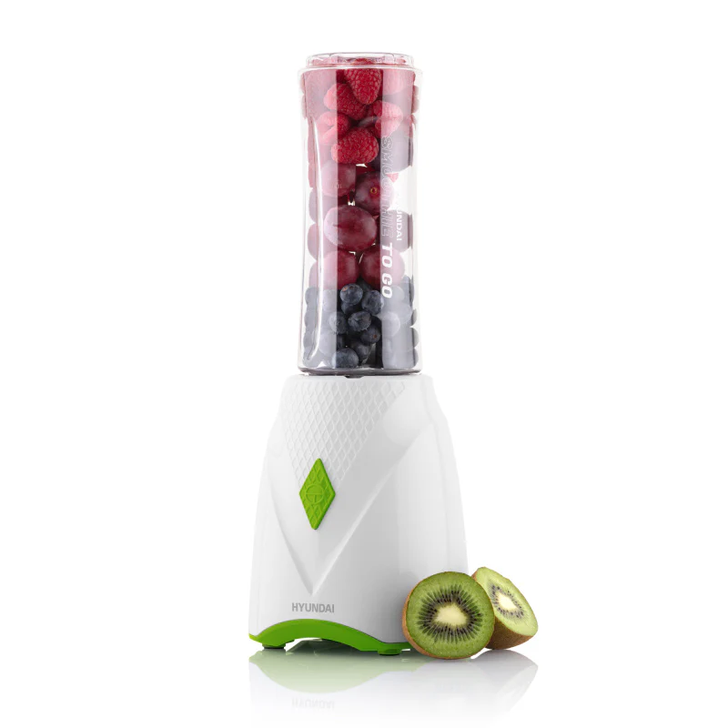 Fehér turmixgép gyümölcsökkel. Bogyók a tartályban. Kivisz szeletek elöl. "Smoothie to go" felirat.