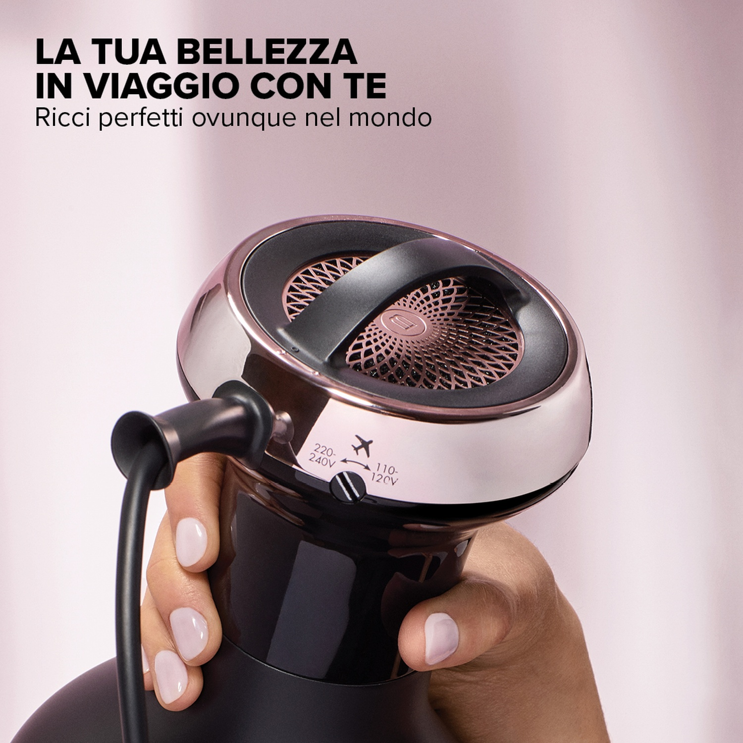 Primo piano di un diffusore per capelli con la mano di una donna. Ha un'opzione di impostazione da viaggio.