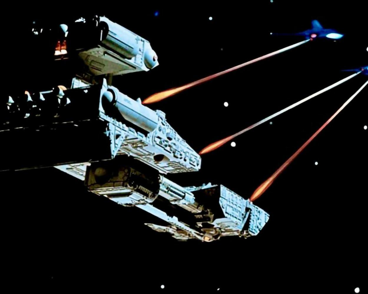 Raumschiffe feuern Laser im Weltraum, mit einem dunklen Hintergrund voller Sterne.