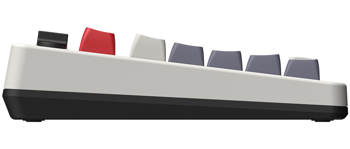 Widok z boku klawiatury. Klawisze są szare, czarne i czerwone. Klawiatura jest biała z czarną podstawą.